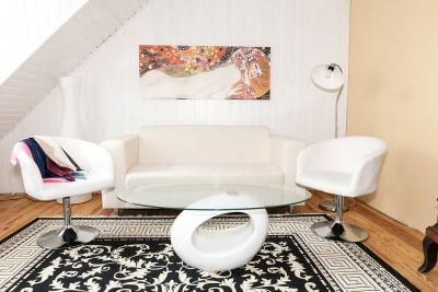 Sofa und Couchsessel im Studio